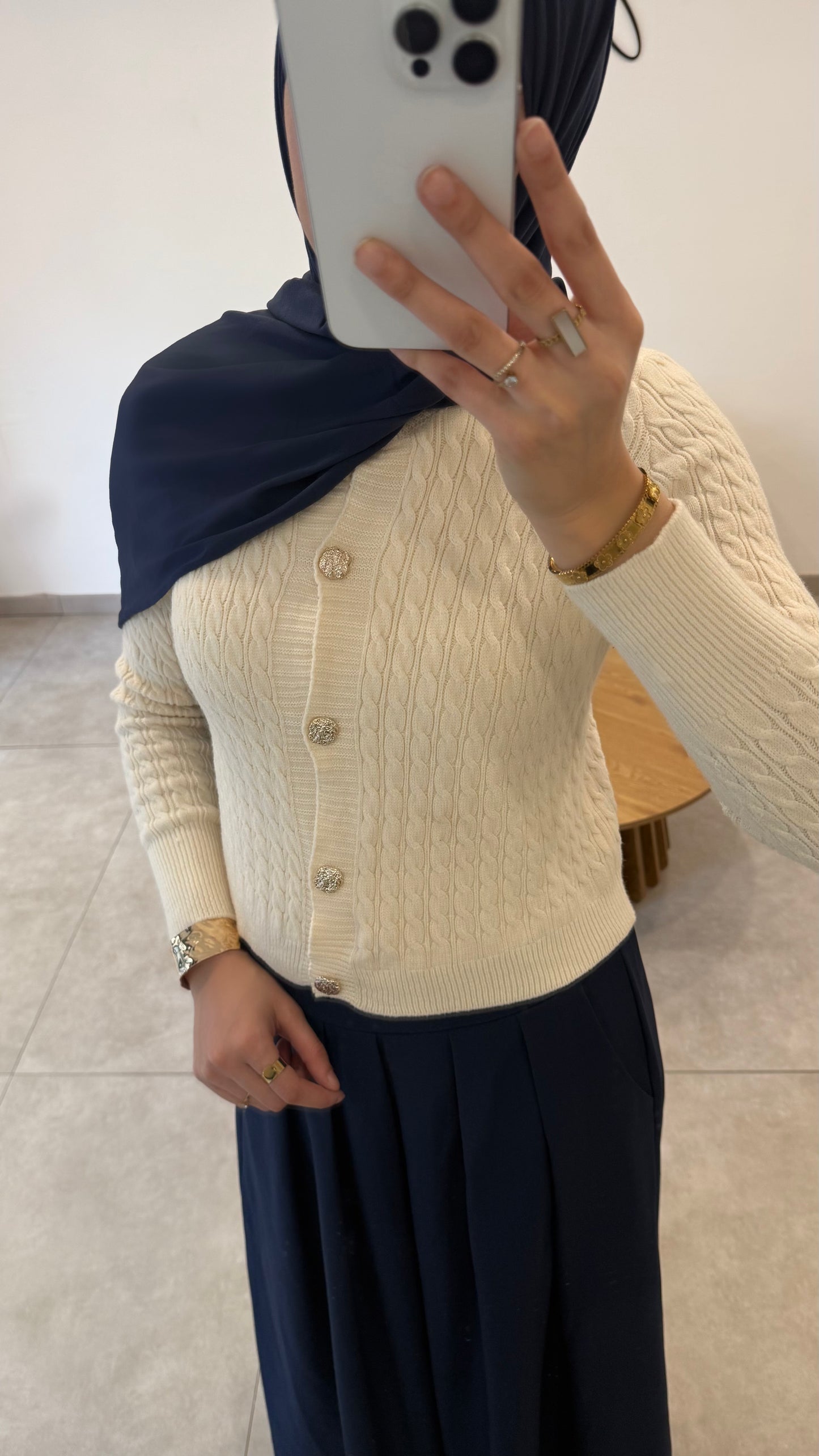 GILET EN MAILLE À BOUTON DORÉ - BEIGE