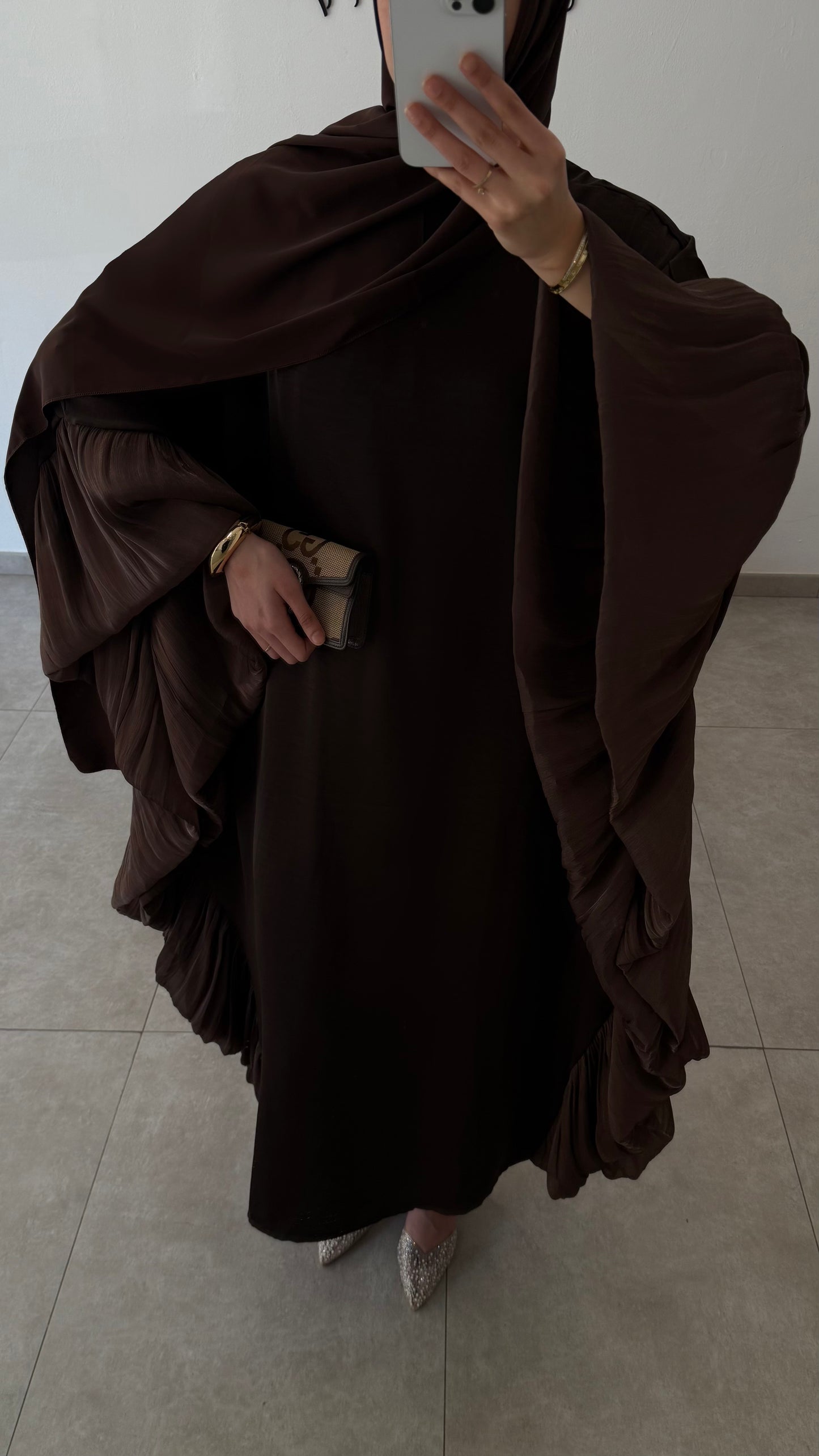 ABAYA EN SATIN AVEC VOLANT - MARRON