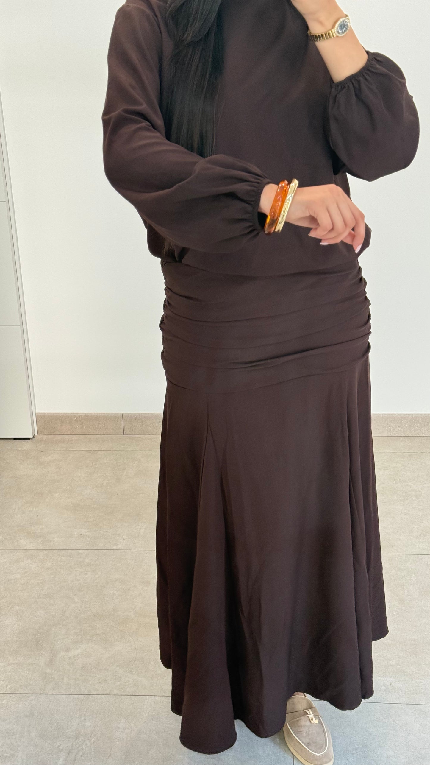CONJUNTO CON FALDA PLISADA - MARRÓN