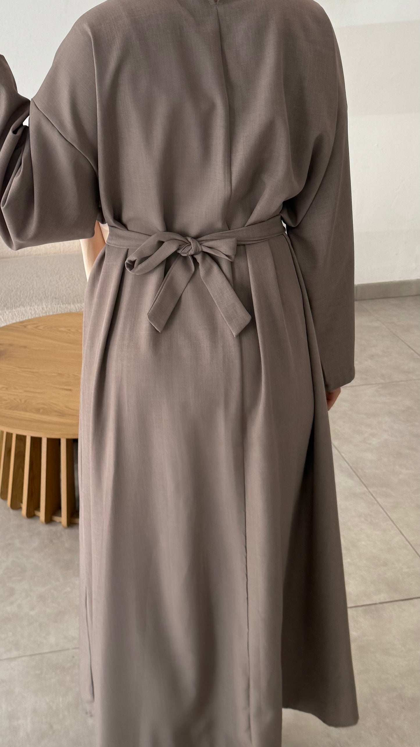 VESTIDO CON BROCHES DORADOS - TAUPE