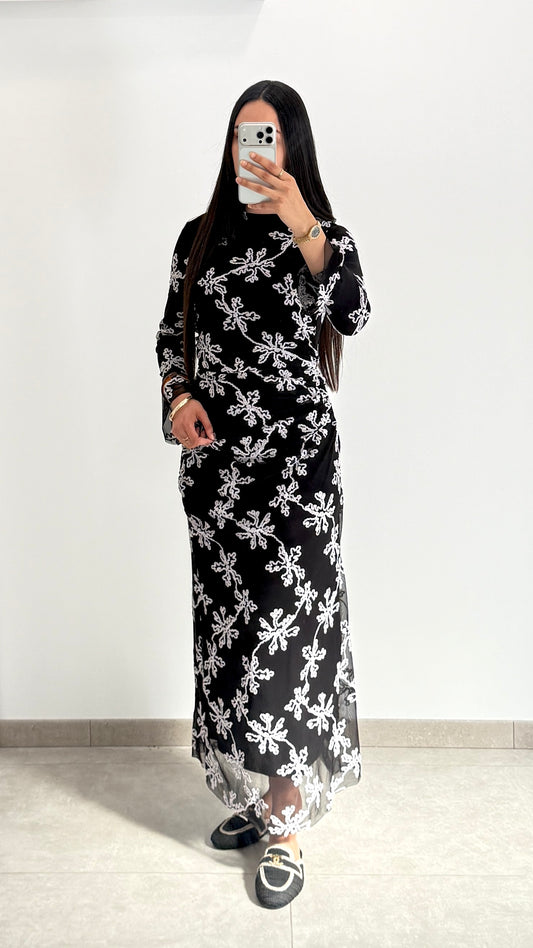 ROBE AVEC FLEURS BRODÉES