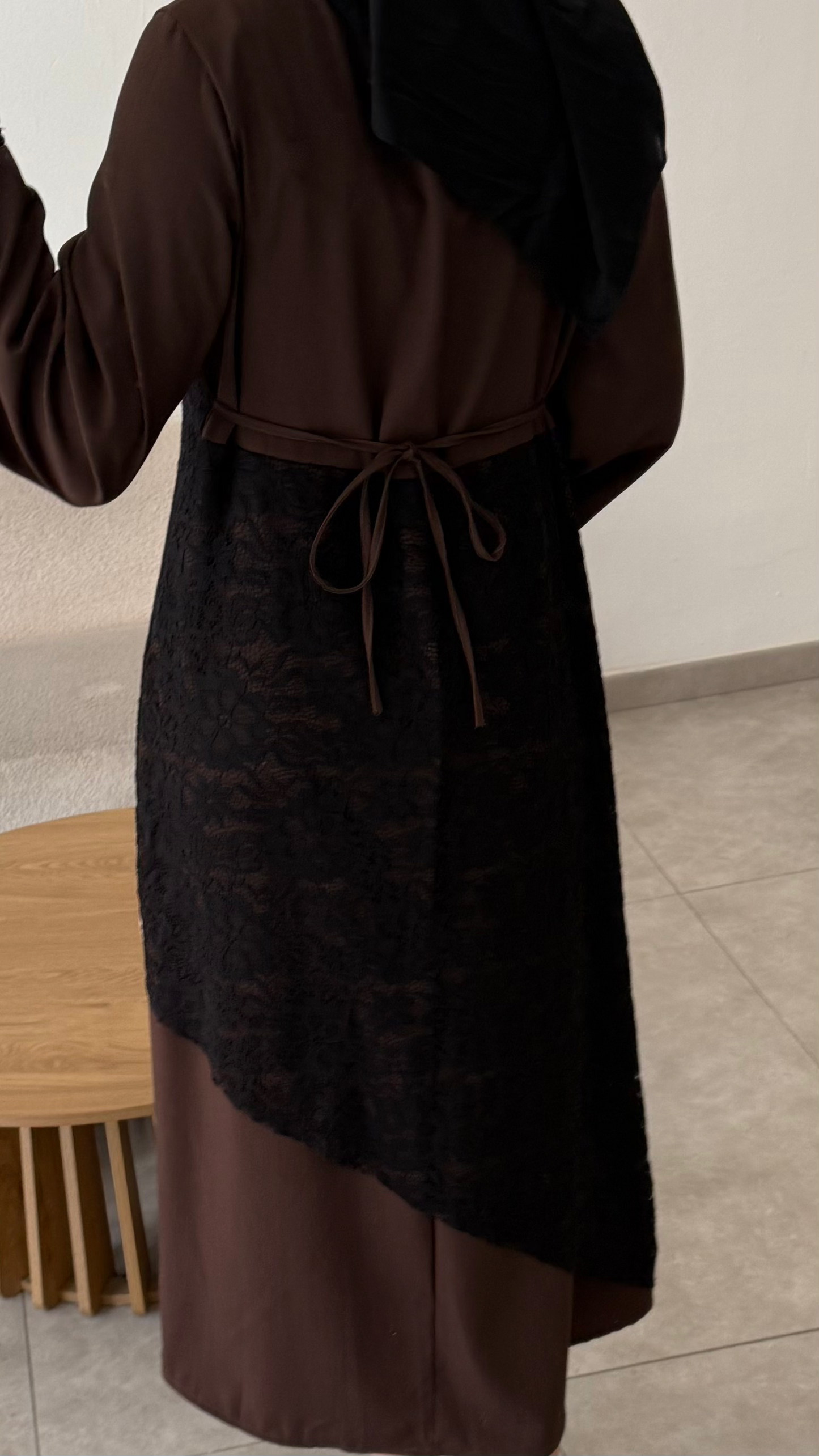 LONG DRESS WITH LACE INSERTS AT THE WAIST - BROWN