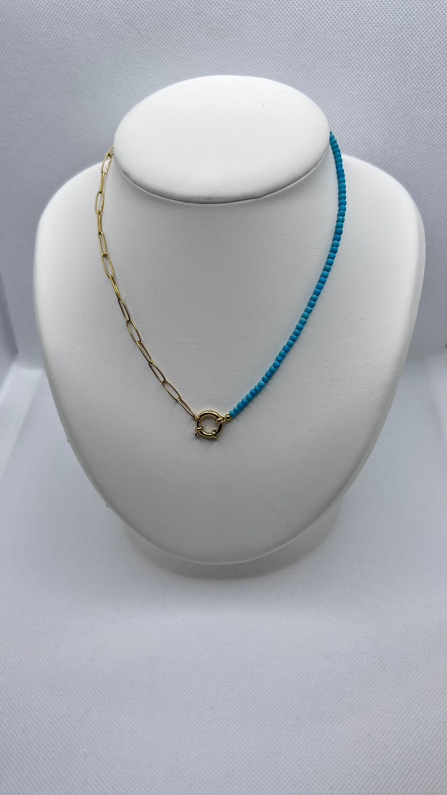 collar de perlas azules
