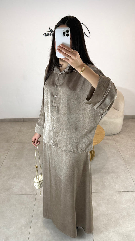 Ensemble jupe et chemise en satin taupe