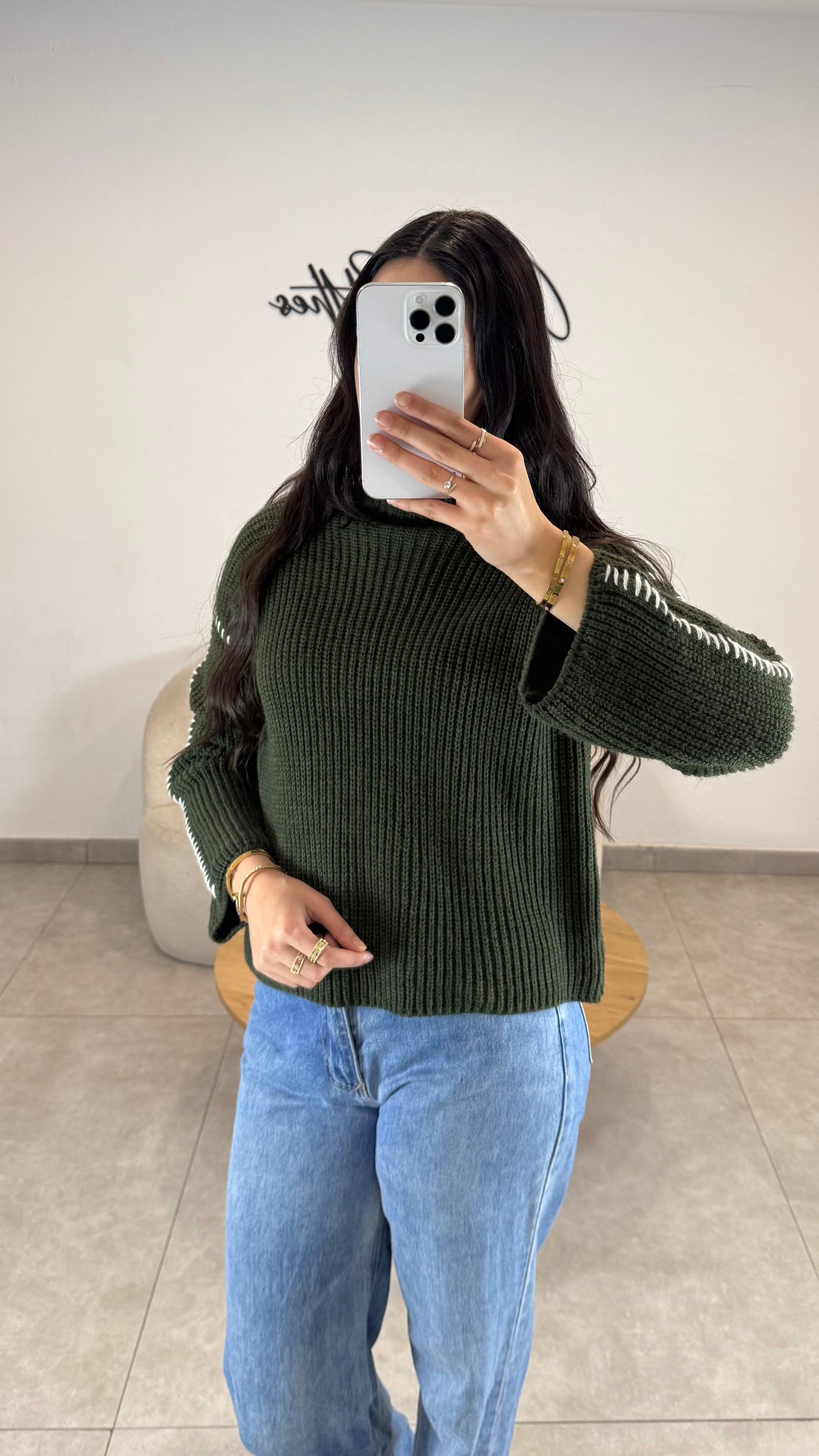 Pull vert avec détail