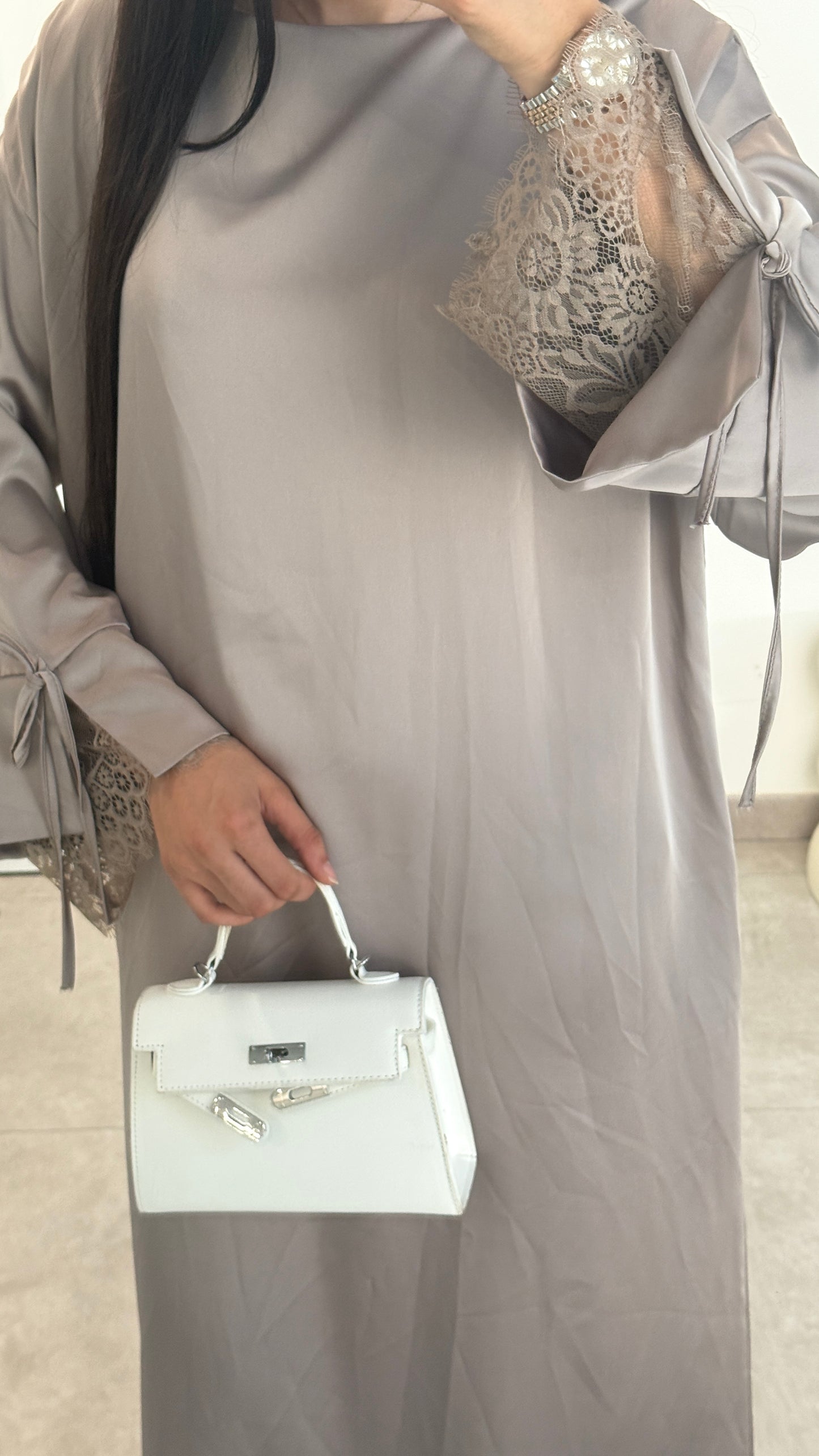 VESTIDO CON MANGAS DE ENCAJE - TOPO