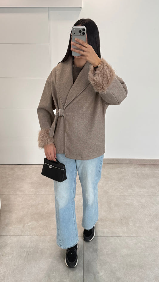 MANTEAU AVEC FOURRURE AUX POIGNETS - TAUPE