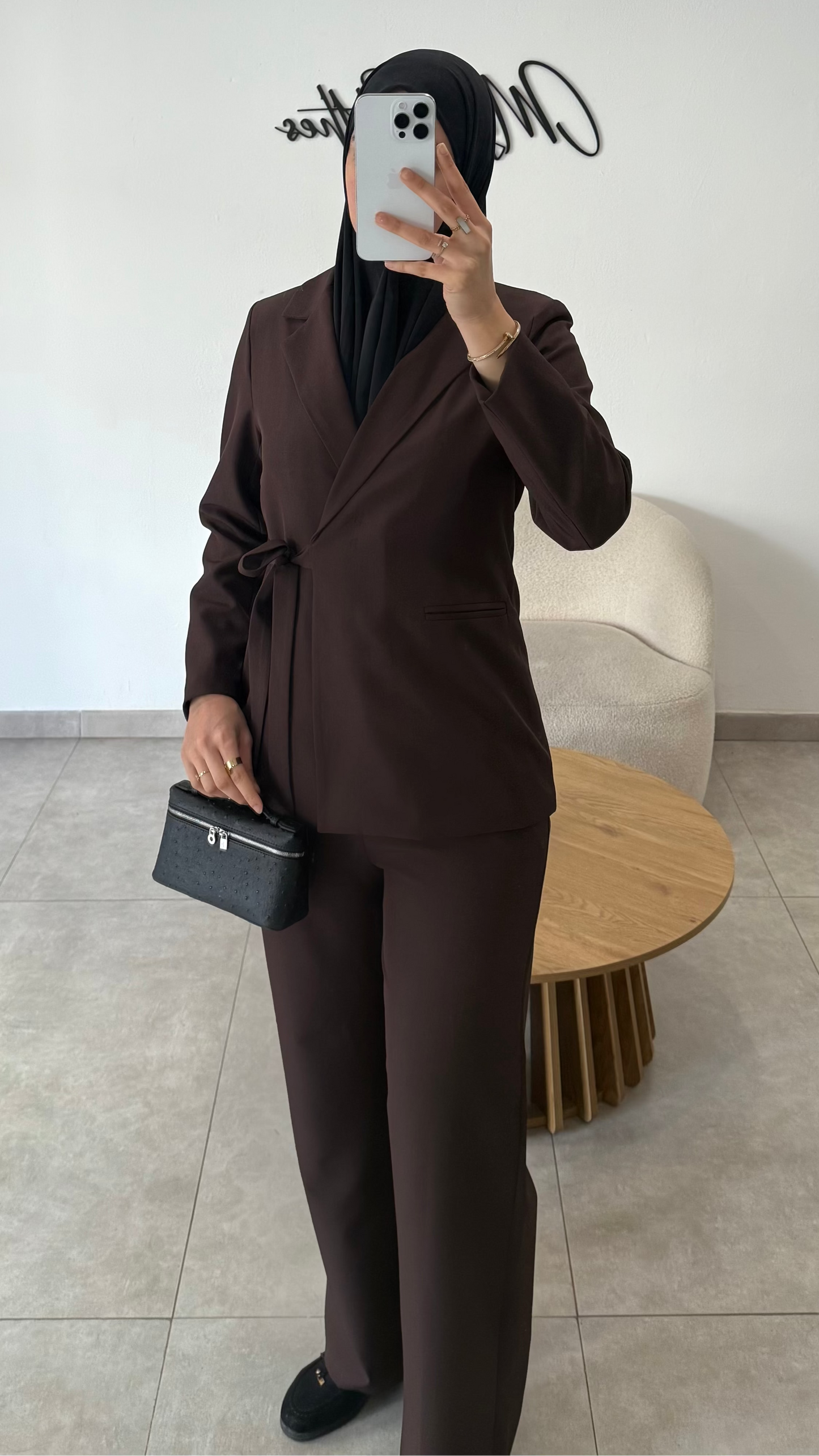 Traje con corbata cruzada - marrón