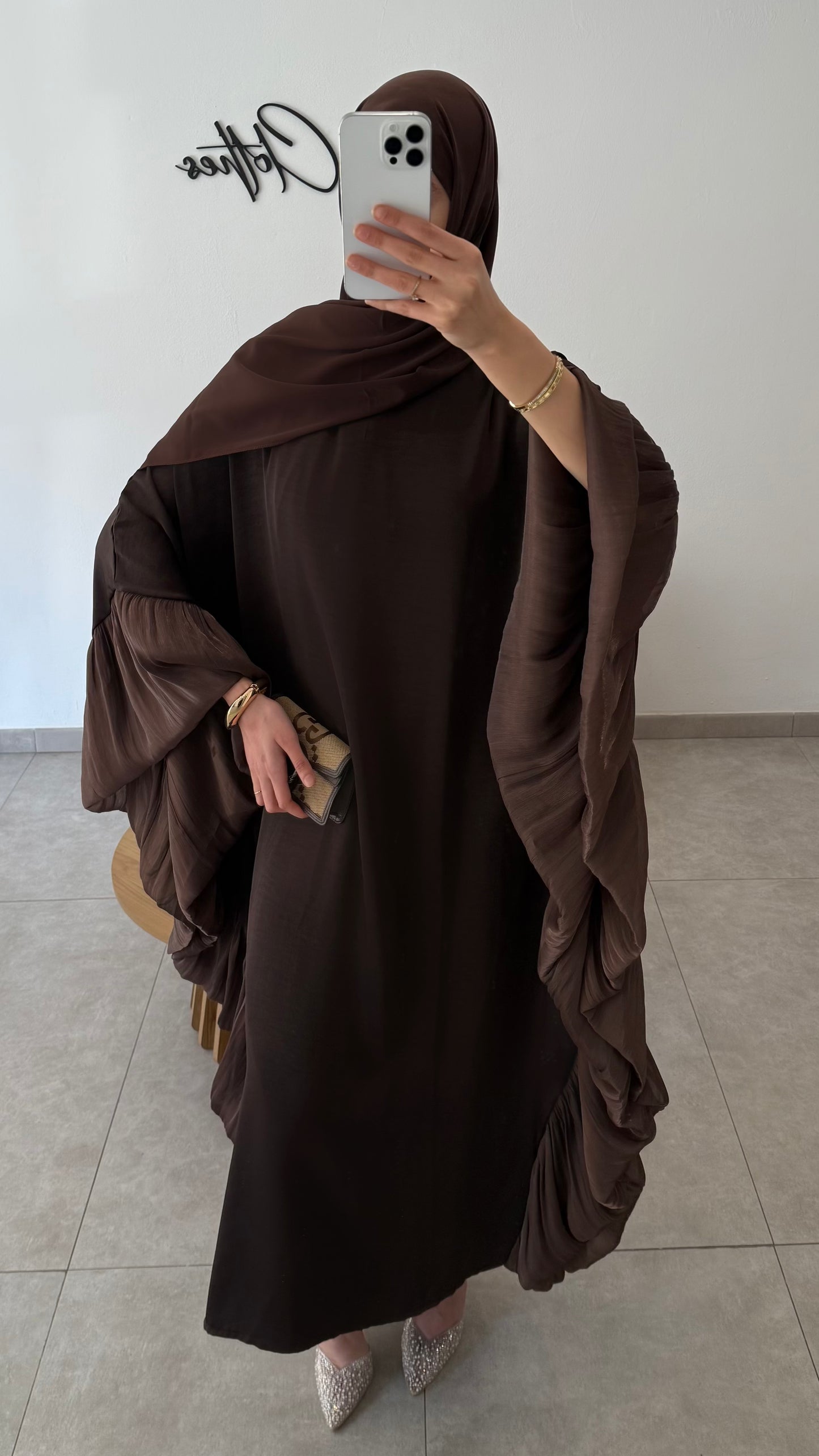 ABAYA EN SATIN AVEC VOLANT - MARRON