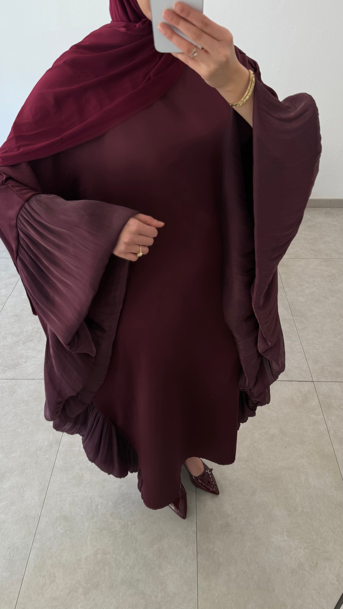 ABAYA EN SATIN AVEC VOLANT - BORDEAUX