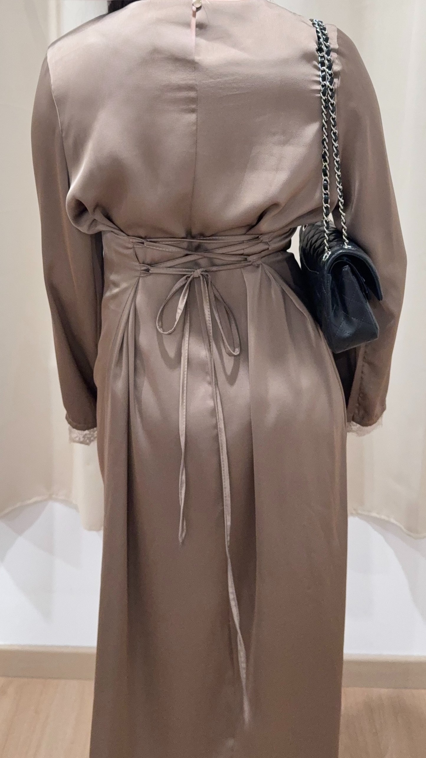 ROBE AVEC MANCHES EN DENTELLE - TAUPE