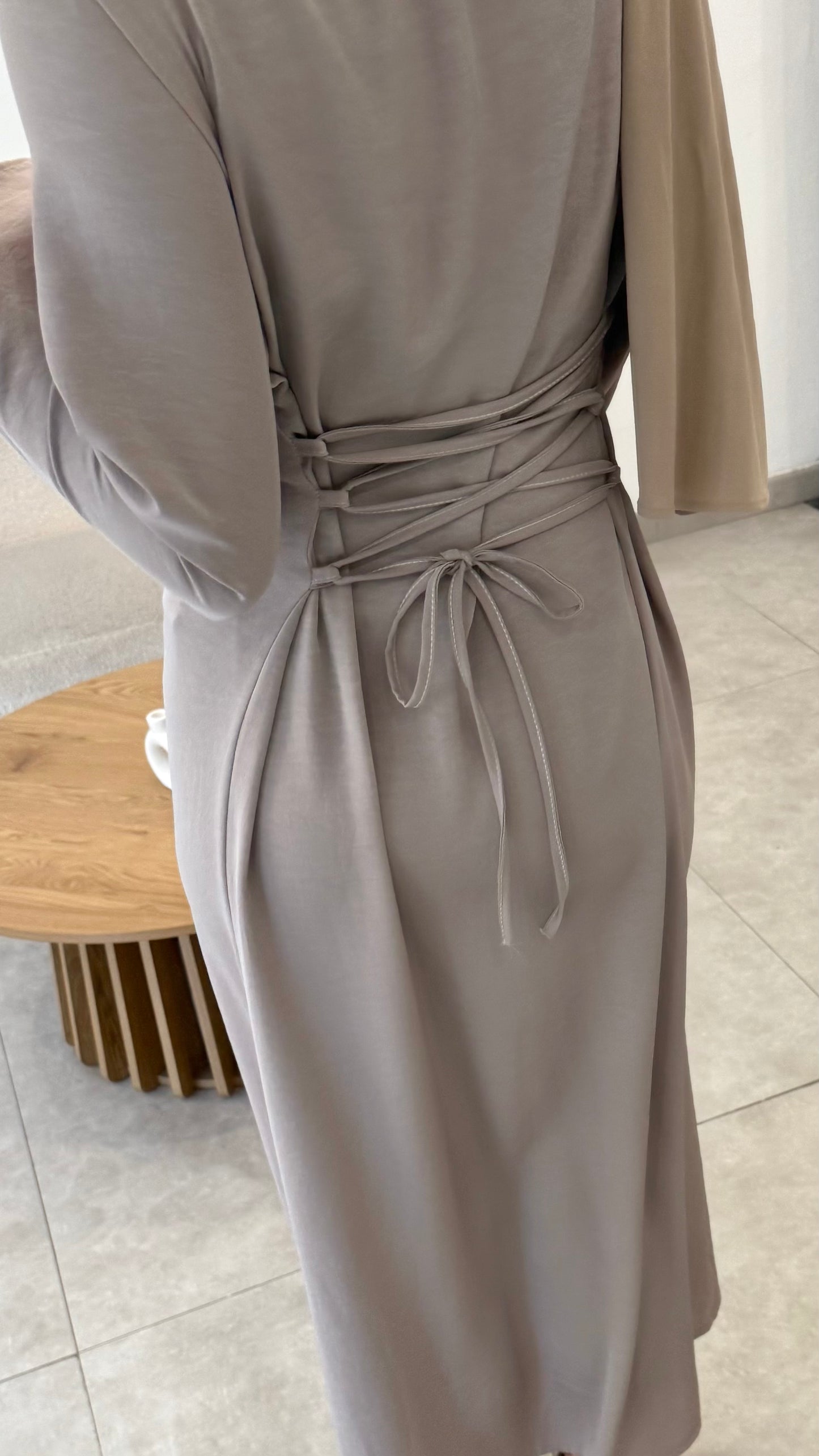 ROBE À LACET AU DOS - TAUPE