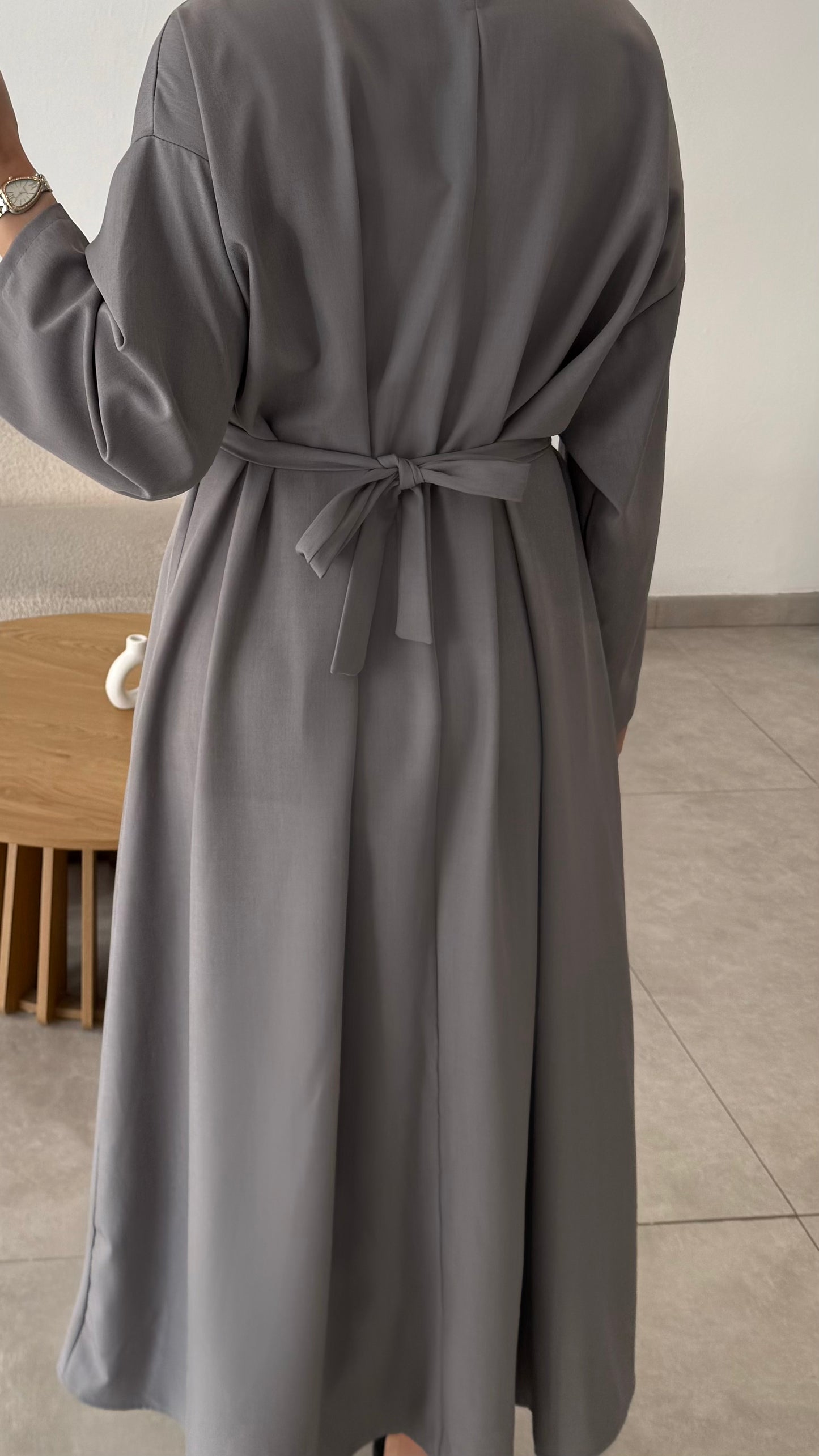ROBE AVEC BROCHES DORÉ - GRIS