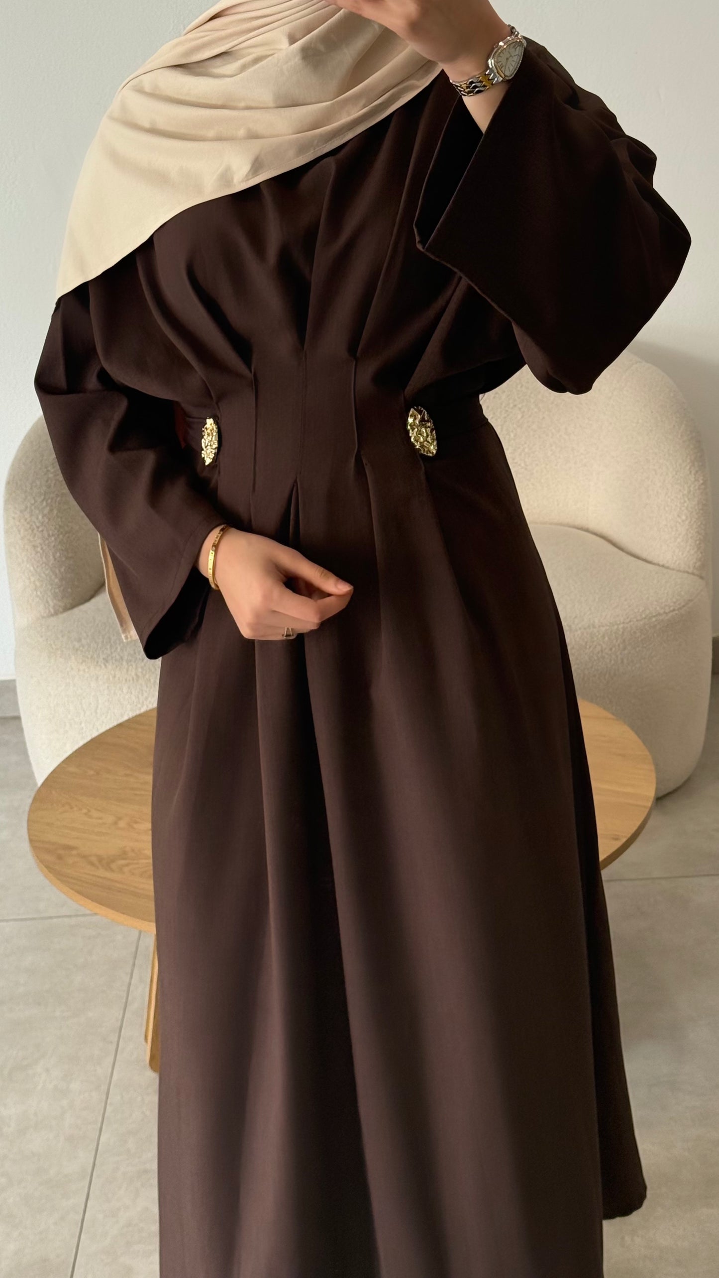 ROBE AVEC BROCHES DORÉ - MARRON