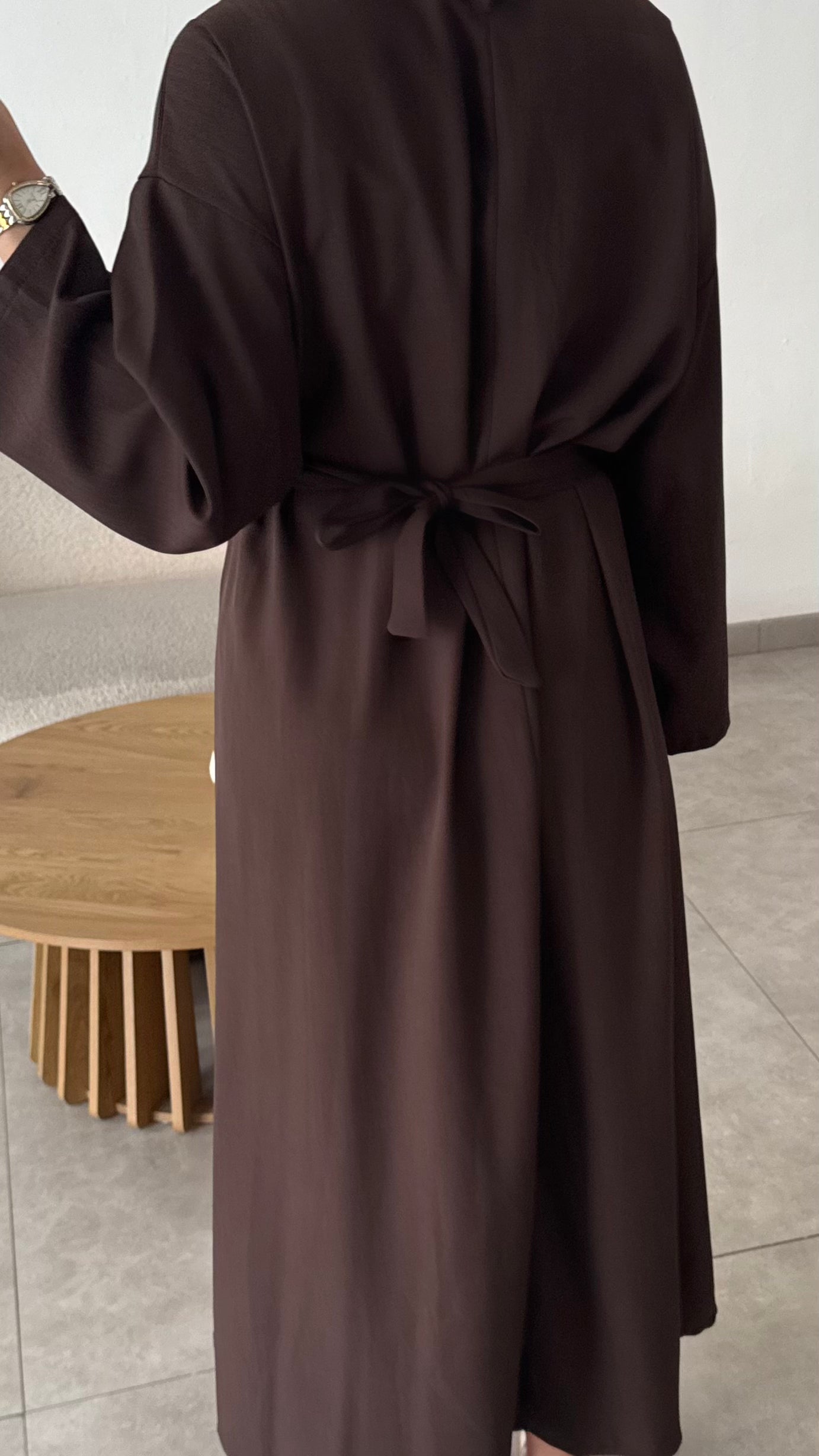 ROBE AVEC BROCHES DORÉ - MARRON