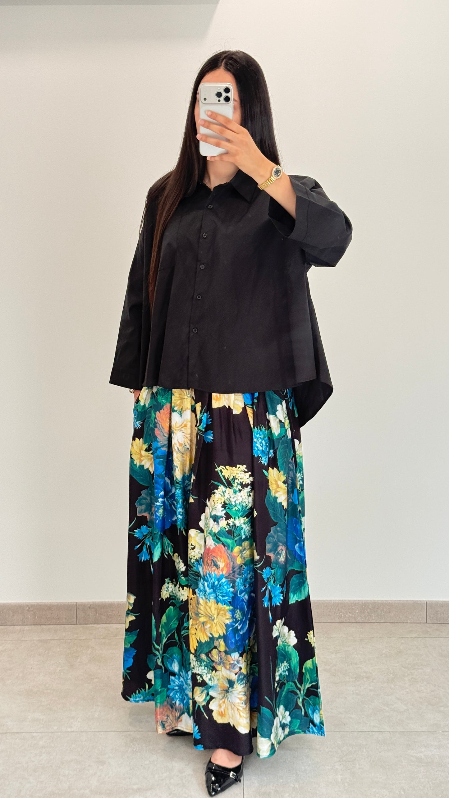 ENSEMBLE AVEC JUPE À FLEUR NOIR