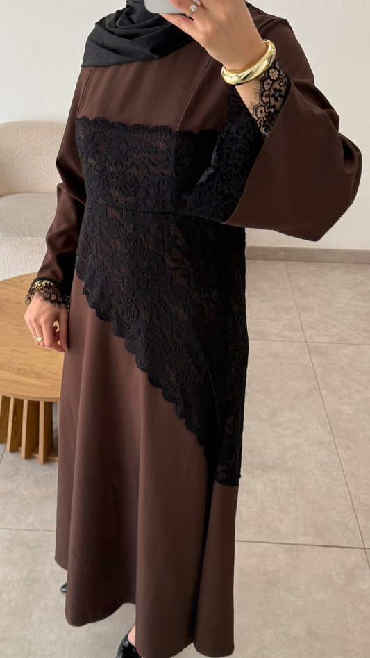 ROBE LONGUE À EMPIÈCEMENTS EN DENTELLE À LA TAILLE - MARRON