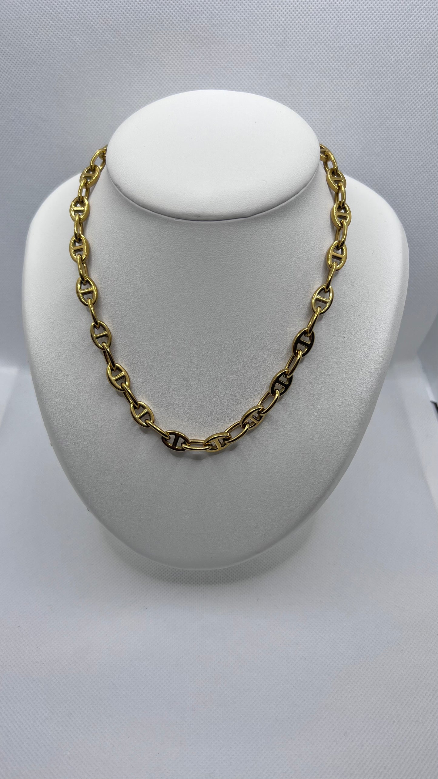 D-inspired chain necklace