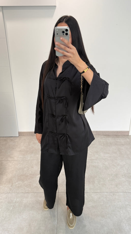 ENSEMBLE EN SATIN À ATTACHES ASIATIQUE - NOIR