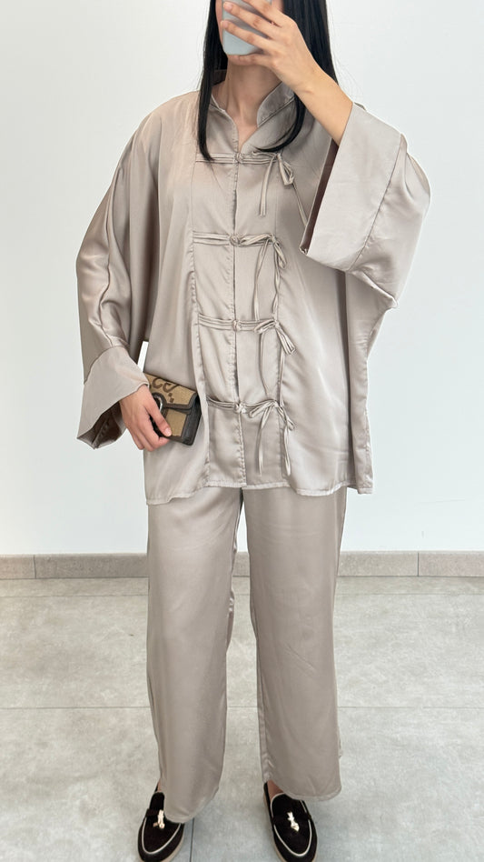 ENSEMBLE EN SATIN À ATTACHES ASIATIQUE - BEIGE