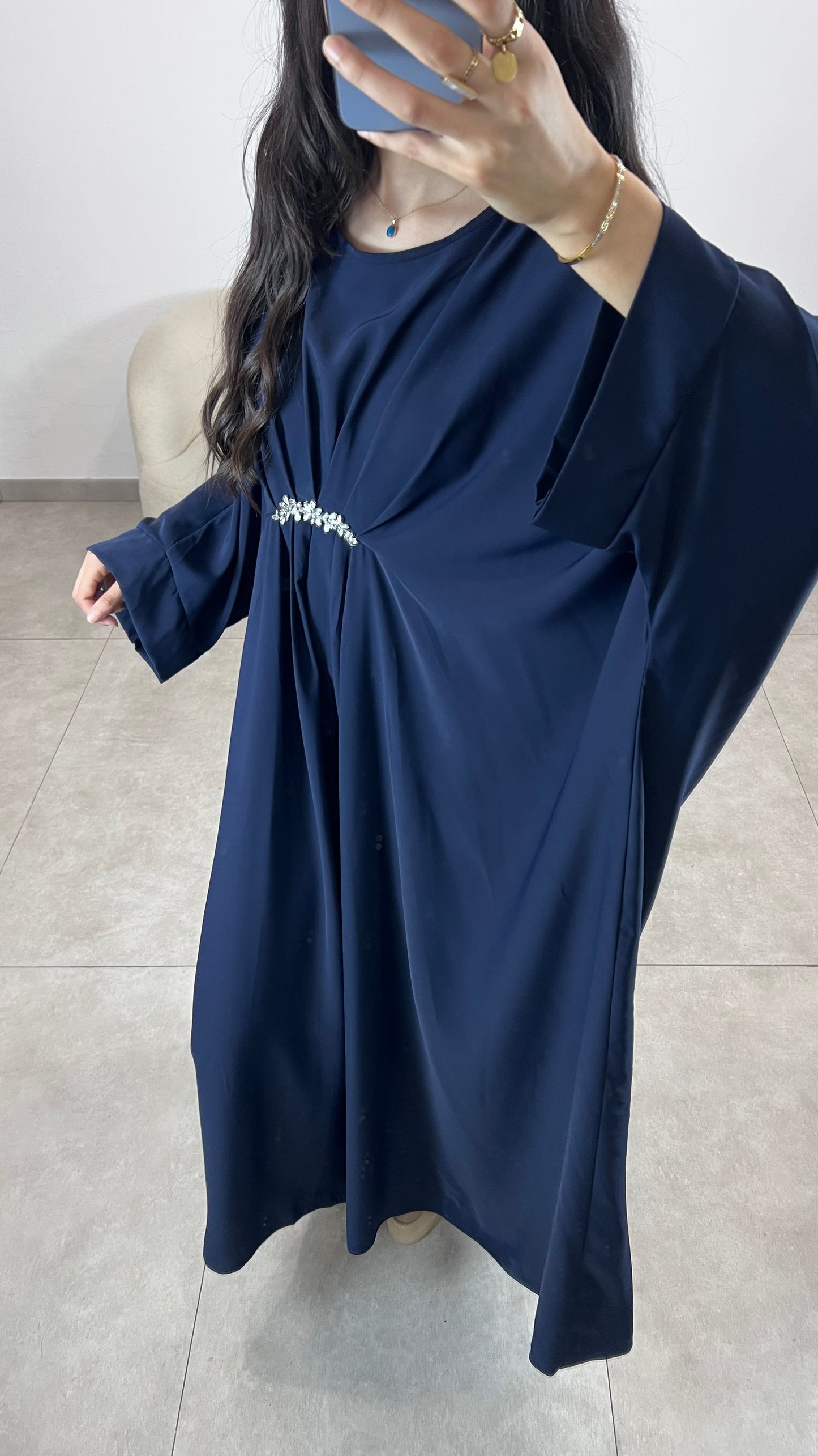 Vestido con detalles de pedrería azul