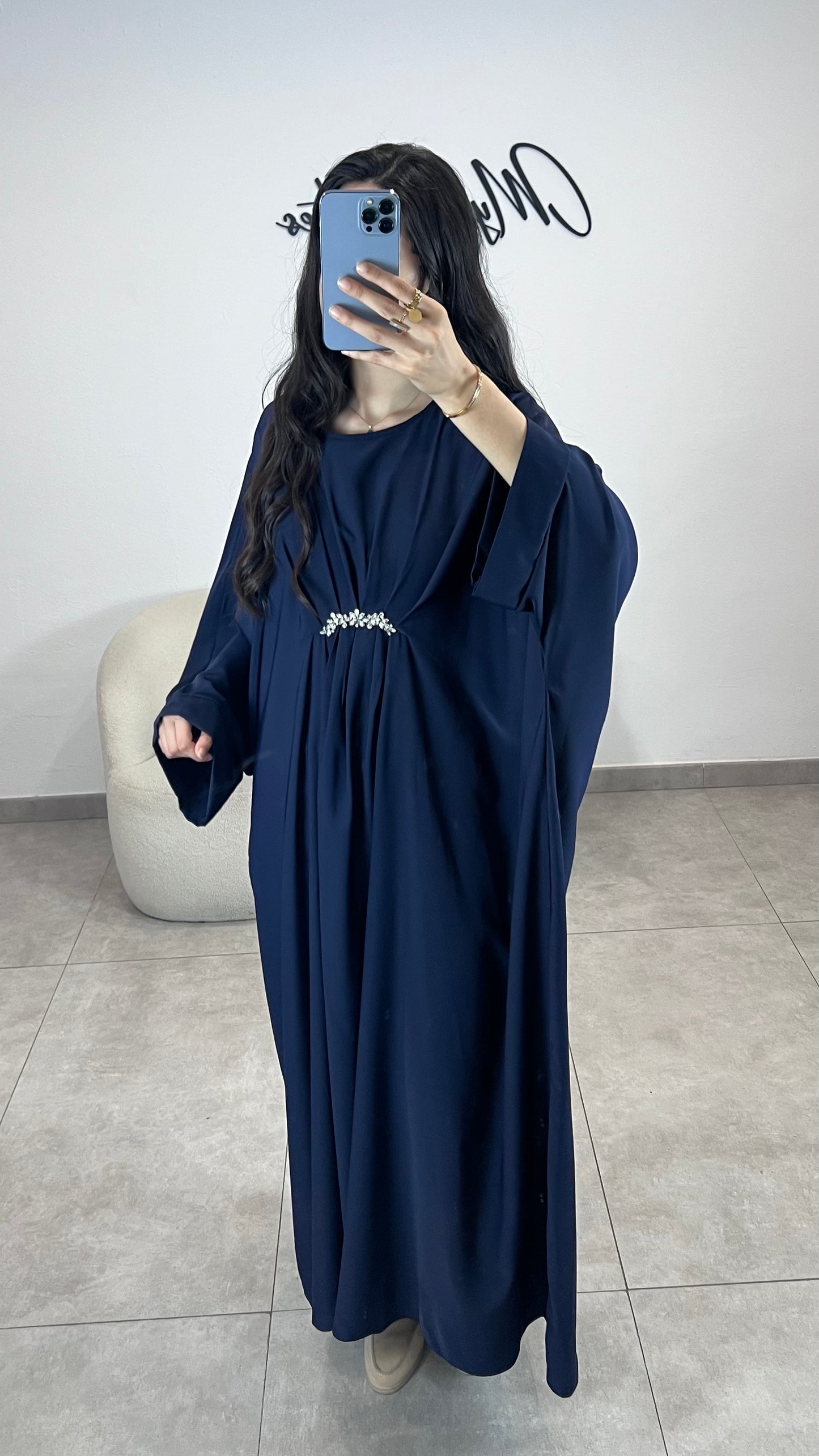 Vestido con detalles de pedrería azul