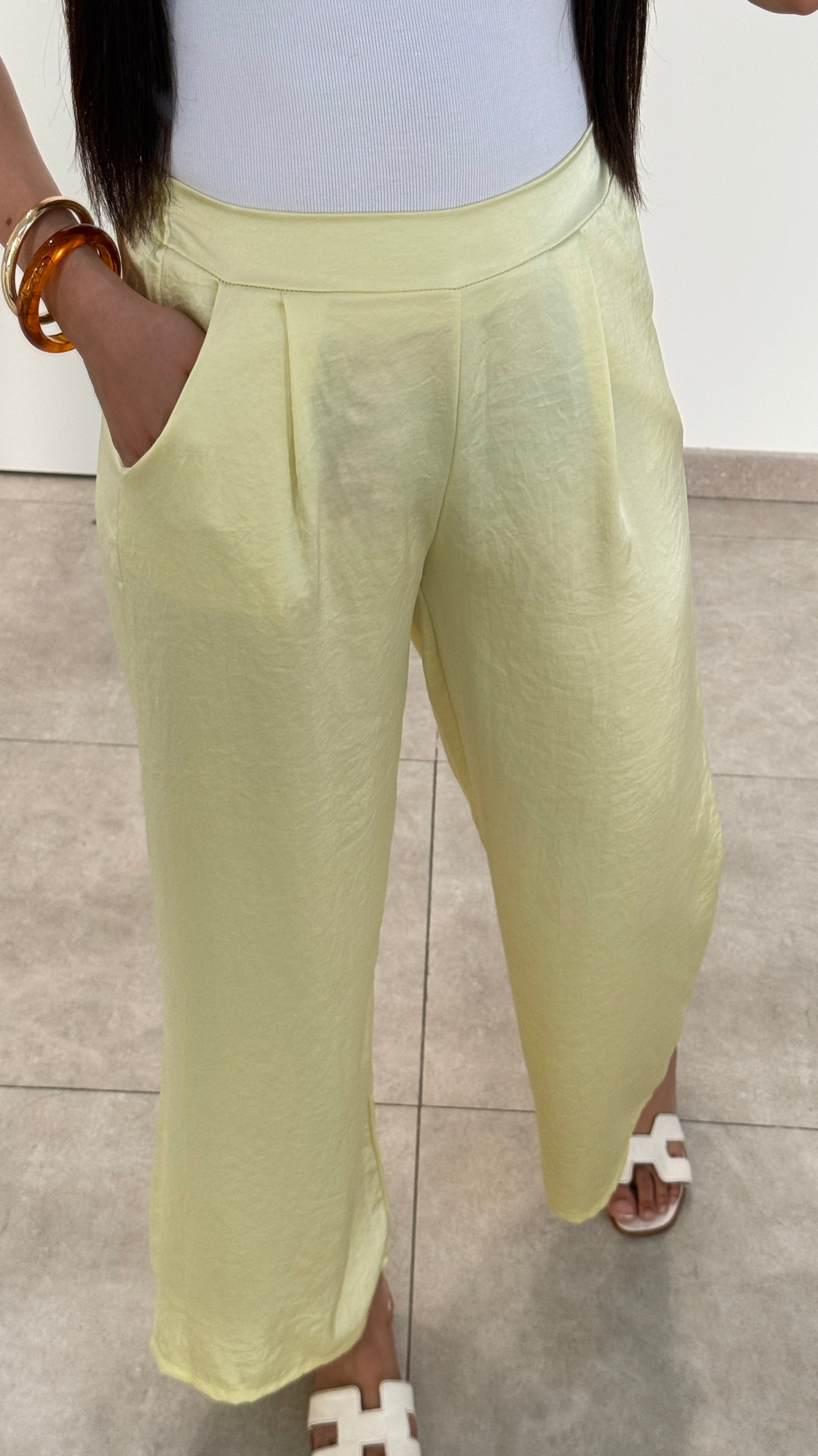 PANTALON EN SATIN - JAUNE