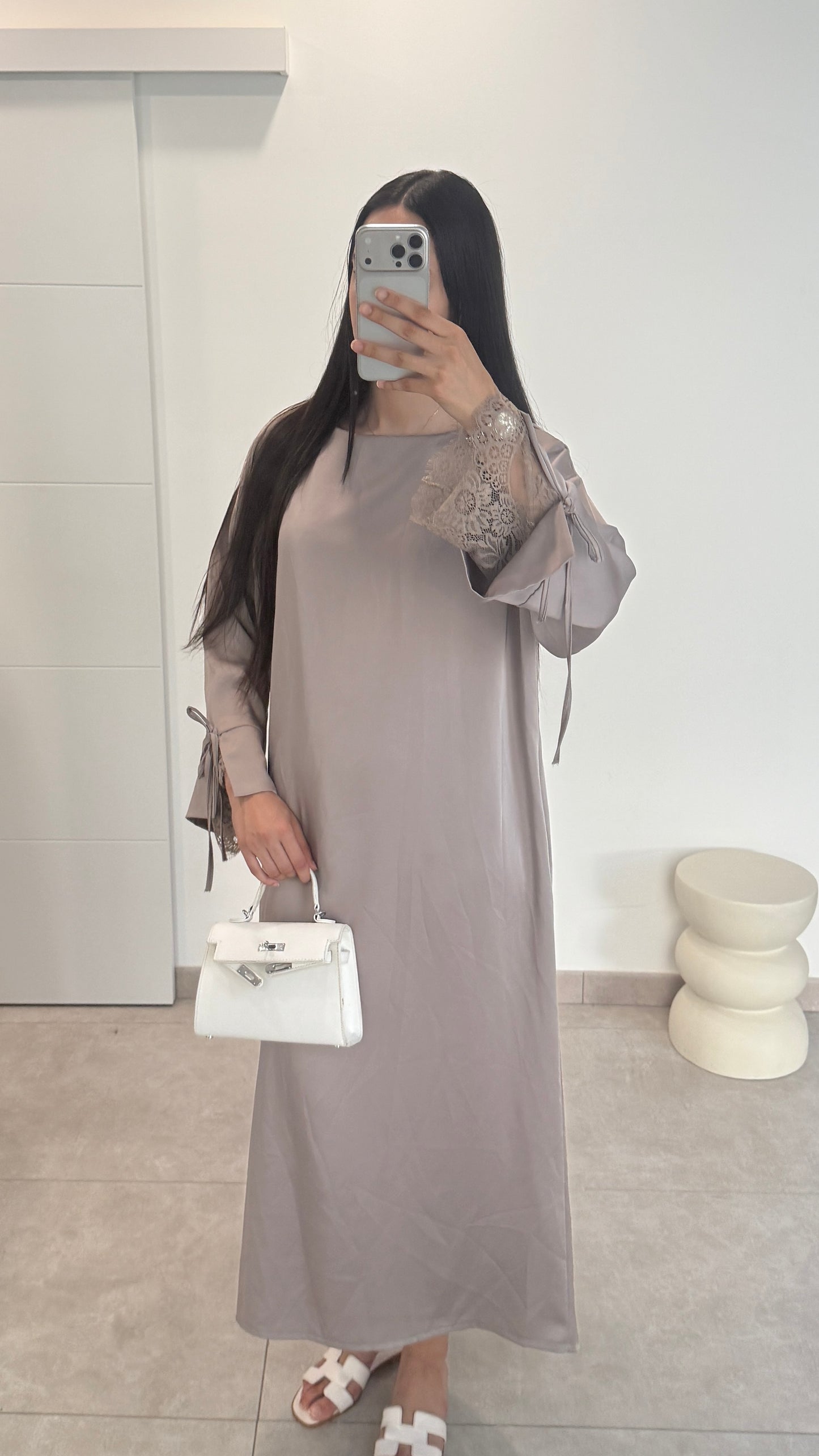 VESTIDO CON MANGAS DE ENCAJE - TOPO