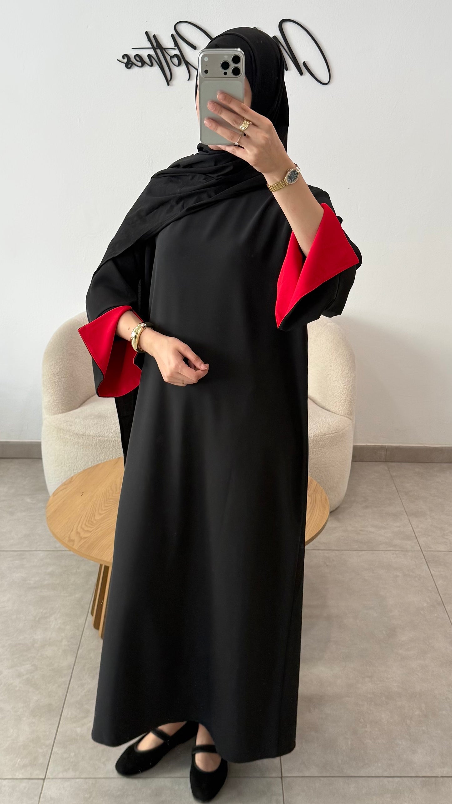ABAYA NEGRA CON DETALLES ROJOS