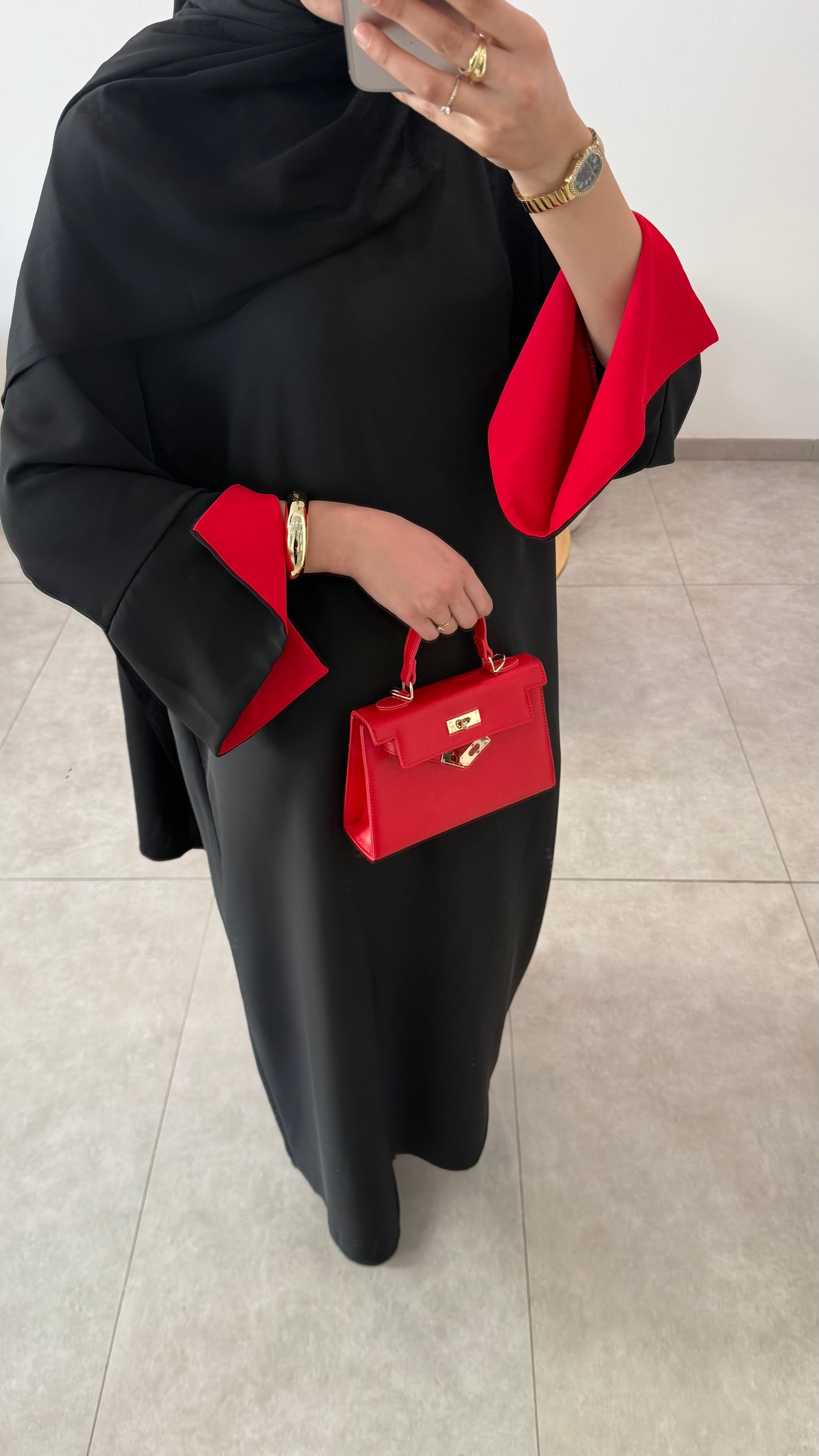 ABAYA NEGRA CON DETALLES ROJOS